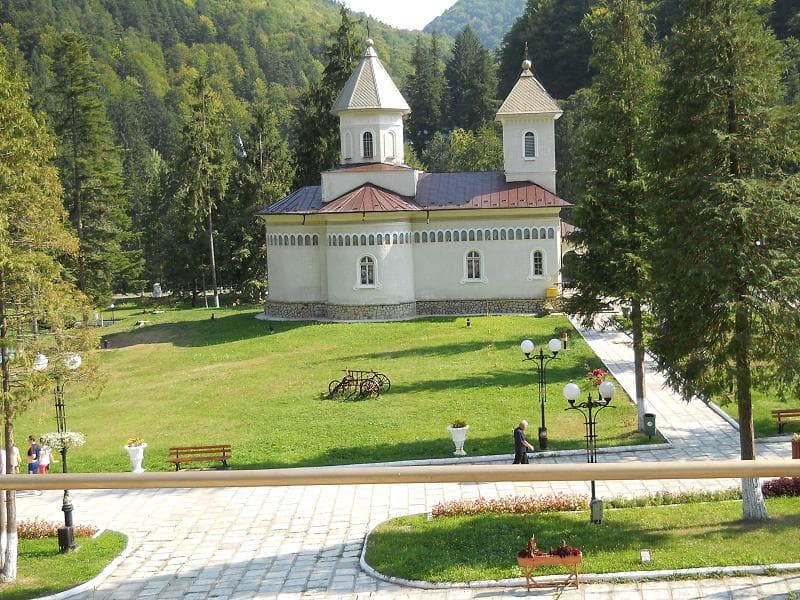 Mănăstiri și Biserici — Slănic Moldova