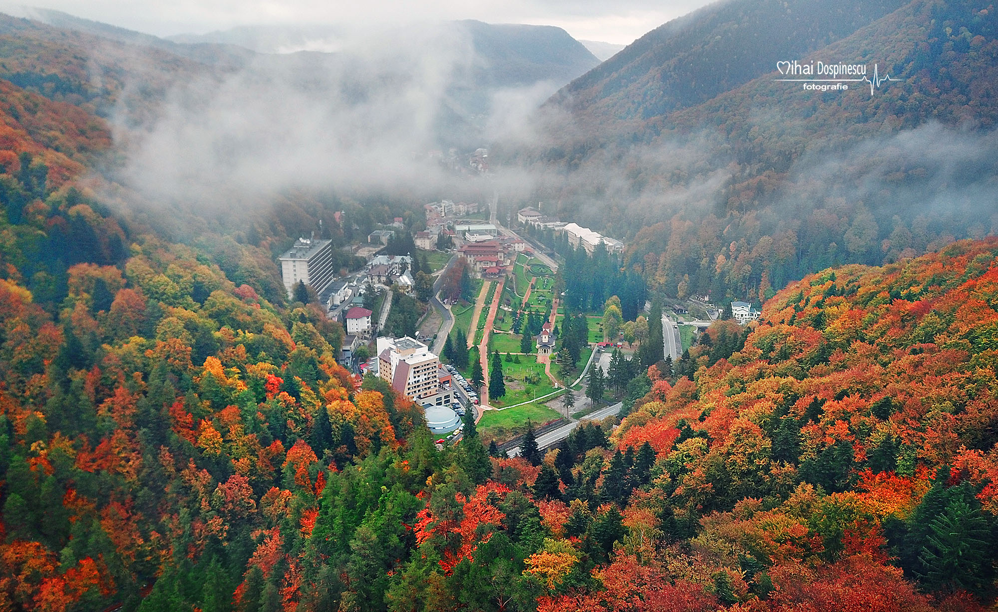 Panoramă Slănic Moldova — munți, natură verde și stațiune balneară
